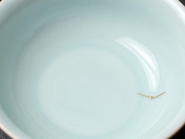 金缮青花淡雅之美,如何避免硬物磕碰,守护残缺美学