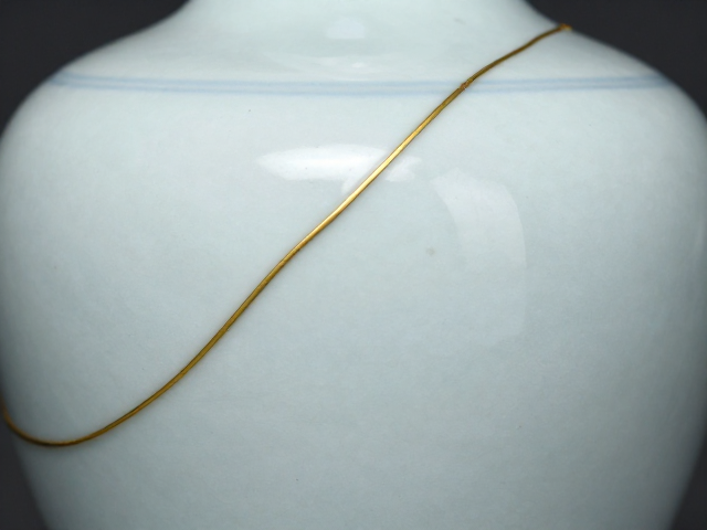 金缮工艺修复青花瓷，釉面质感丰富，尽显淡雅之美