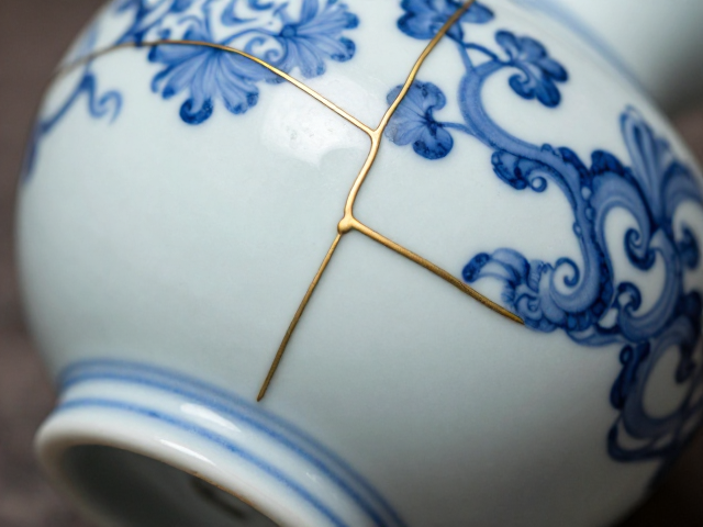 金缮工艺修复青花瓷,釉面质感丰富,尽显淡雅之美