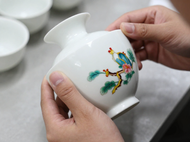 德化白瓷干磨抛光工艺详解,如何完美呈现彩绘细节?