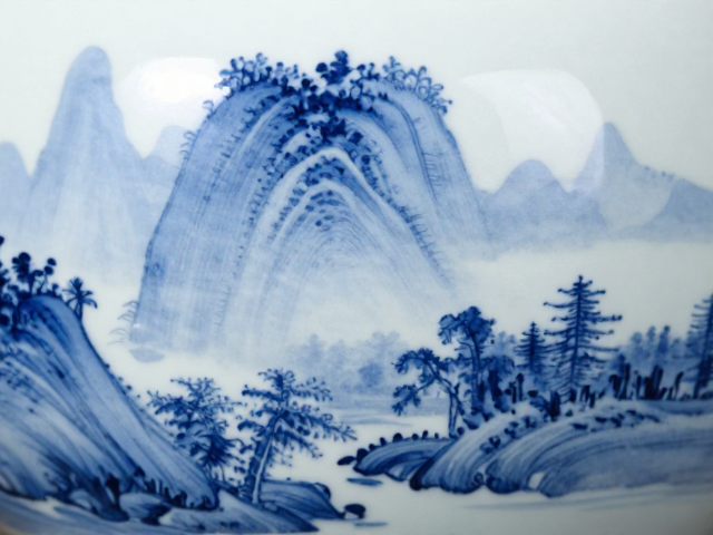 青花山水干磨抛光工艺,釉面流动性好,光泽温润不刺眼
