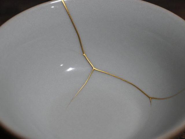 传统金缮修复工艺,瓦灰入漆,匠心重塑器物之美