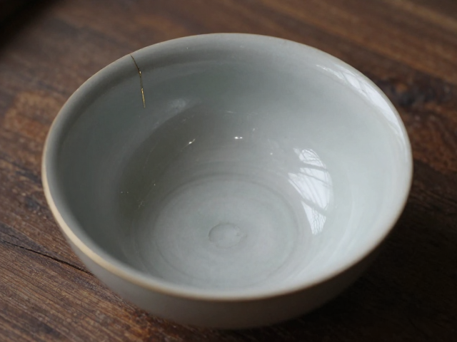 传统金缮修复工艺,瓦灰入漆,匠心重塑器物之美