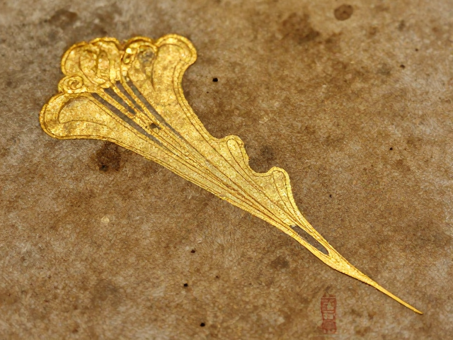 传统金缮修复工艺,保持干燥防霉,金粉勾勒残缺之美