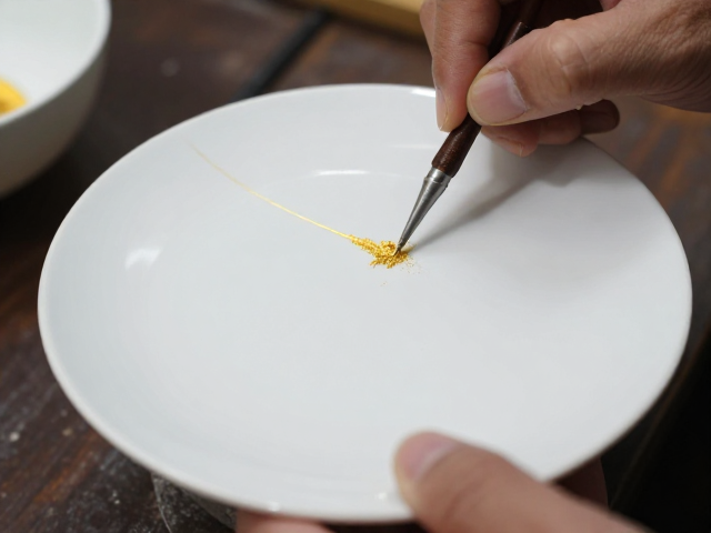 景德镇陶瓷修复，传统金缮工艺与金粉涂抹技巧详解