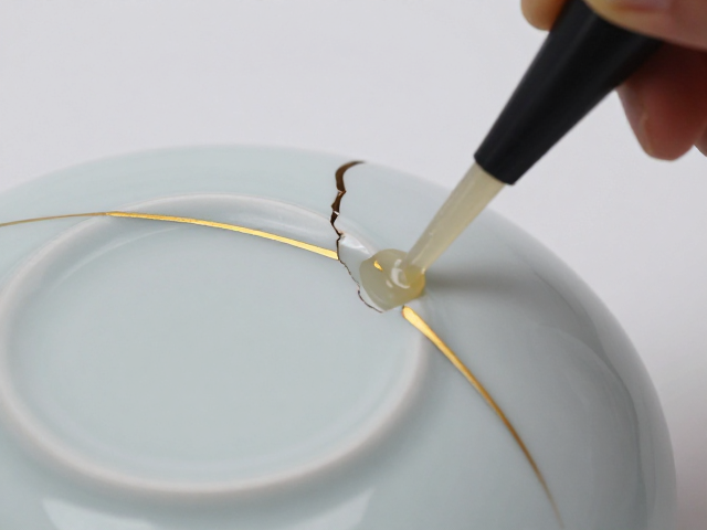 金缮修复工艺,粘合剂调配技巧,让残缺器物重现价值