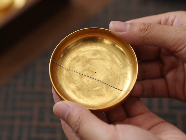 金缮修复用银线,轻拿轻放,重现传统工艺之美