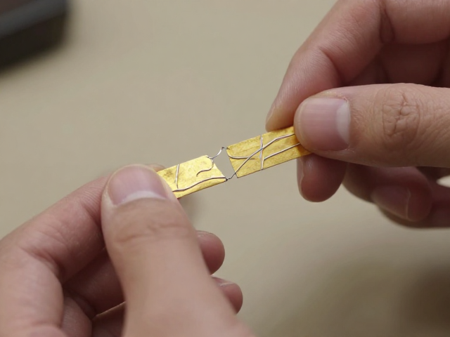 金缮修复用银线,轻拿轻放,重现传统工艺之美