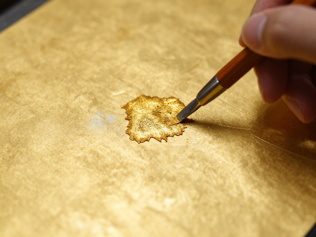 传统金缮修复，填补塑形与金粉涂抹技巧详解