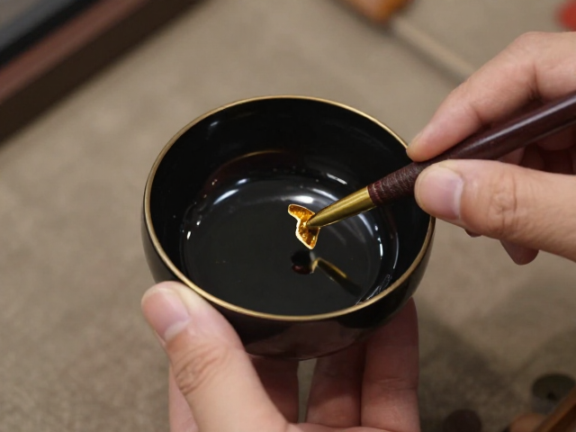 传统金缮修复,髹漆贴金工艺,轻拿轻放呵护残缺之美