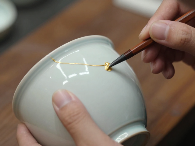 古陶瓷修复中的惜物哲学，传统金缮工艺的艺术与传承