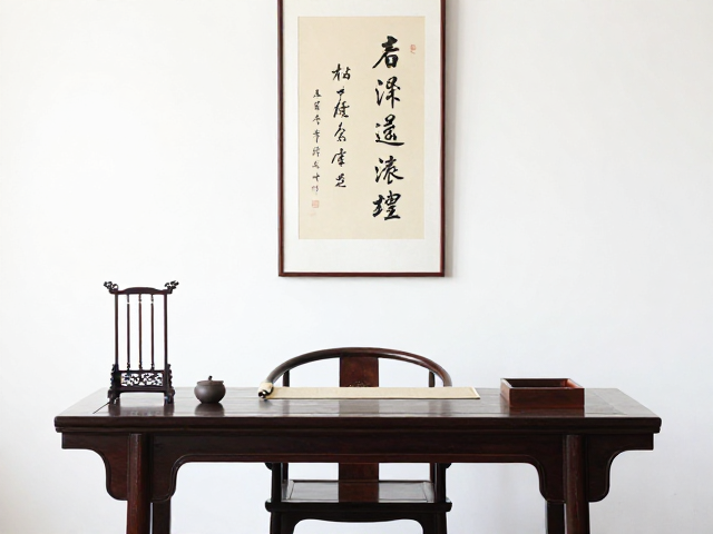 明式书房家具搭配画桌与字画文玩，打造雅致空间