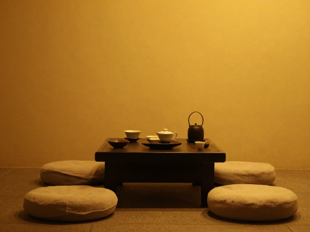 暖黄灯光下的庭院茶席，打造杌凳旁的治愈系氛围感