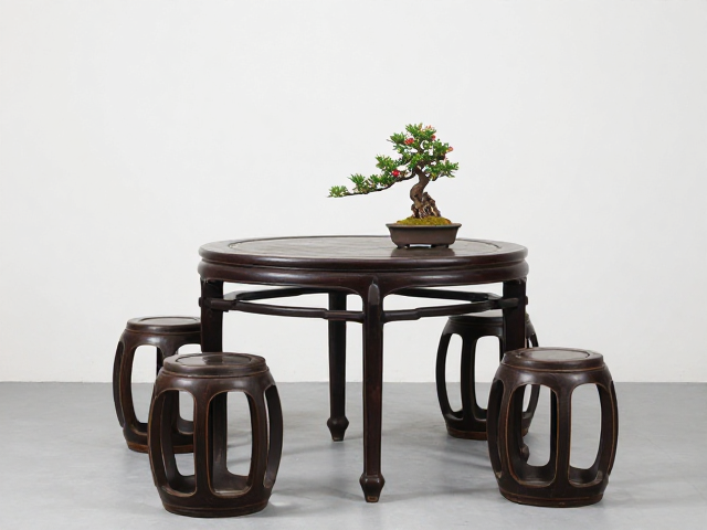 古董茶桌搭配杌凳与盆景，打造中式茶室风水与选购指南
