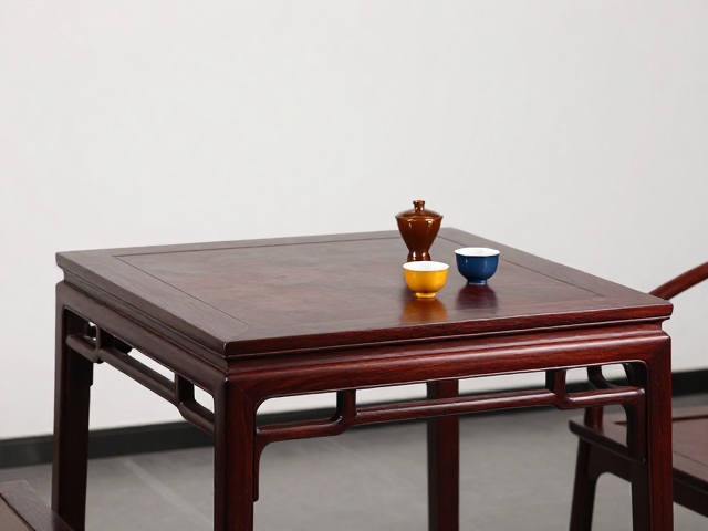 明式家具方桌搭配酒器展示，打造雅致新中式空间