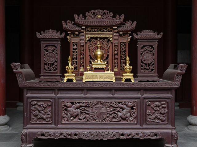 民间祠堂旧物供案雕刻讲究礼制，古法工艺彰显家族传承与尊贵