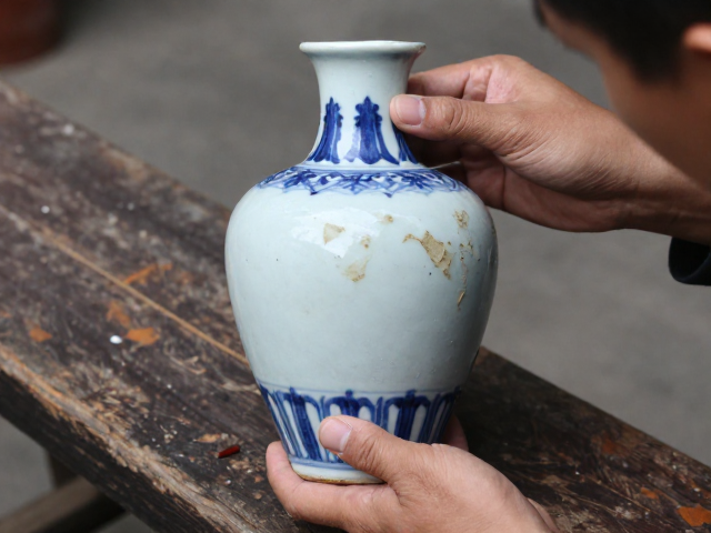 看修配痕迹辨青花瓷瓶真假？杌凳上细查古瓷门道