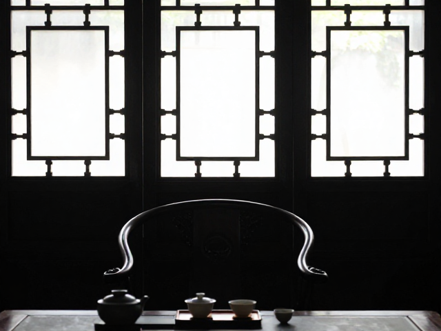 李朝官椅搭配几何窗格纹与茶具，打造新中式雅致空间