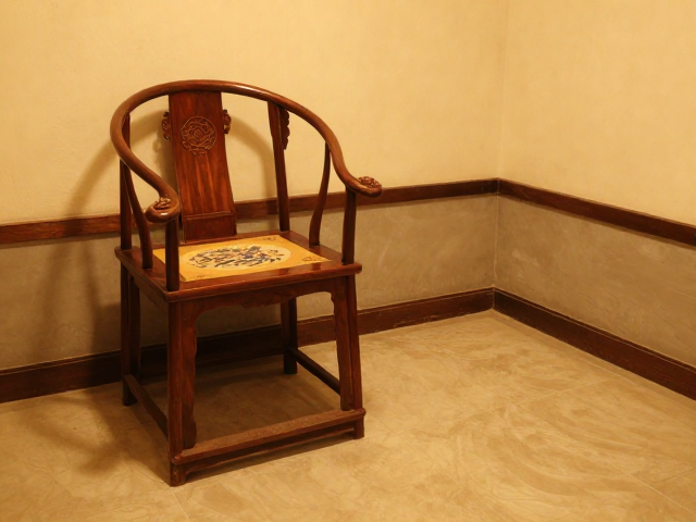 李朝官椅搭配暖炕空间，牡丹纹饰尽显东方雅韵与舒适美学