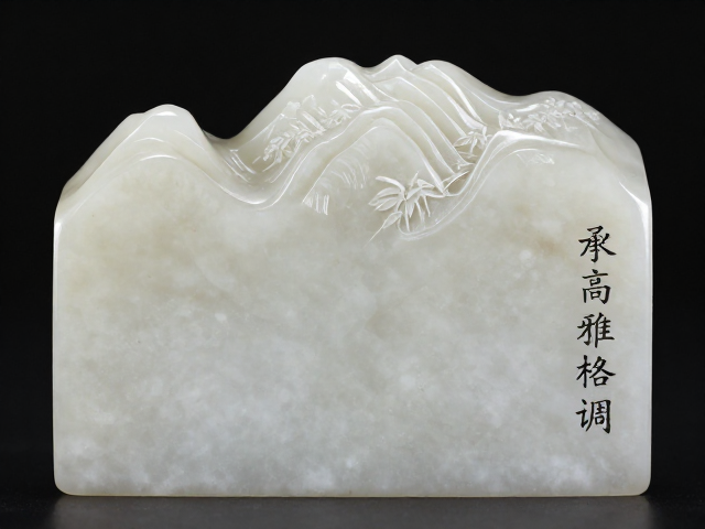 汉白玉石料雕刻山水意境，题名贴切显高雅格调