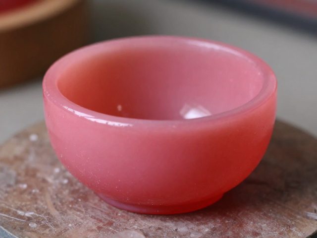 北京古法琉璃料制作，胭脂红与石榴红点缀的艺术珍品