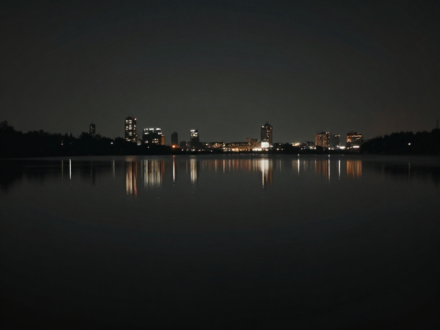 低饱和静谧感夜景，倒影，三分法构图，拍出电影级氛围