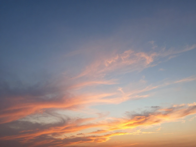 盛夏晴空与晚霞交织，捕捉夏日绝美光影时刻
