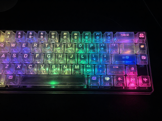 透明PC键帽透光字符霓虹幻彩,高颜值客制化机械键盘选购指南