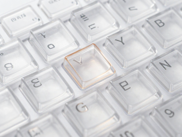 透明PC键帽怎么选?晶莹剔透双色注塑工艺解析与选购指南
