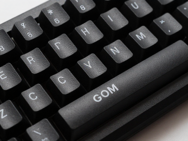 黑POM键帽怎么选？GMK POM游戏打字手感实测与推荐