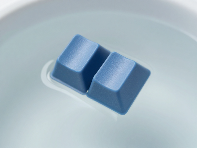 二色成型尼龙纯色键帽怎么洗？温水中性洗涤剂清洗指南