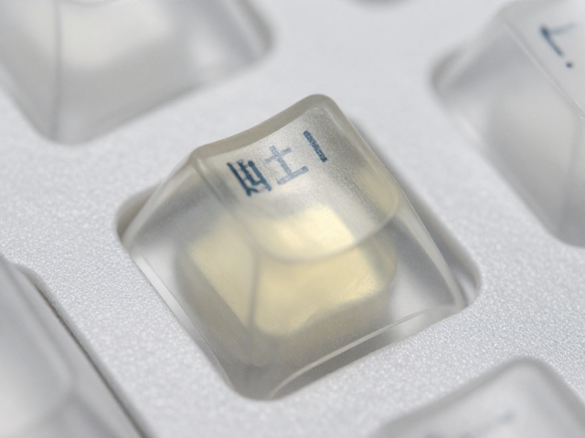 透明树脂键帽与键盘面板注塑成型工艺解析，高透不黄变的关键