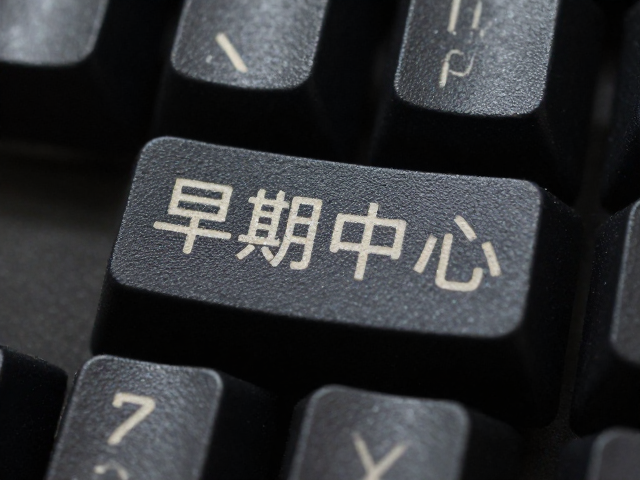 早期工业打标看浅刻激光键帽，深色背景浅色字的极致美学