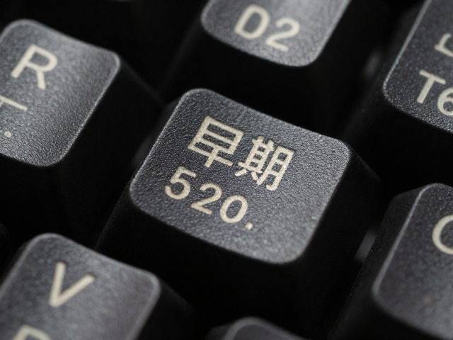 早期工业打标看浅刻激光键帽，深色背景浅色字的极致美学
