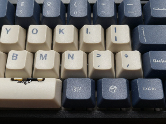 双色注塑键帽字符边缘多清晰？复古工业美学键盘选购指南