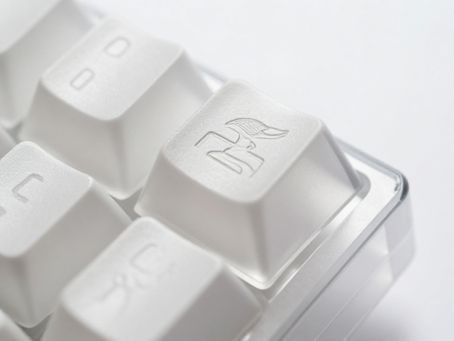 小众圈层审美崛起，钢化玻璃键帽与Logo浮雕设计解析