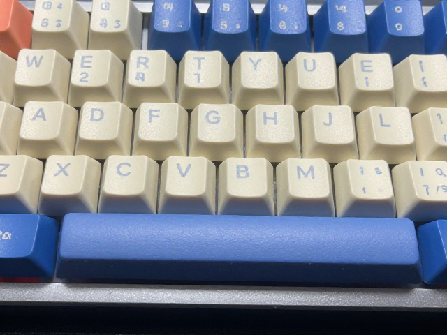 分层三色注塑键帽字符边缘清晰度解析，高对比度配色提升视觉体验