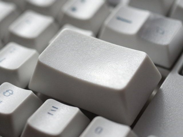 侧面透光键帽字符边缘锐利，如何防止强光直射老化？