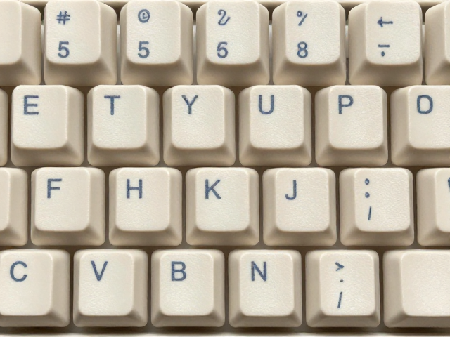 标准米字印键帽，笔画粗细均匀，百元级量产款性价比之选
