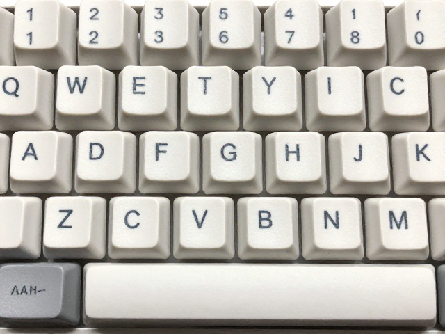 机械键盘复兴,标准米字印键帽的字体识别练习指南