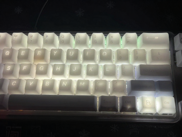 手工个性键帽怎么选？透光性与细节还原度实测对比
