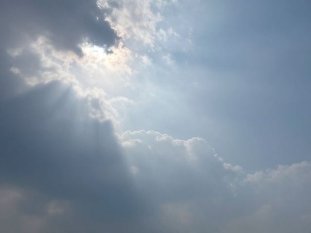 天空与大气下的外光管理,避免阳光直射的科学解析