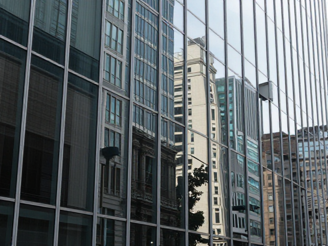 表现主义街景中的玻璃反光，建筑结构如何重塑视觉张力