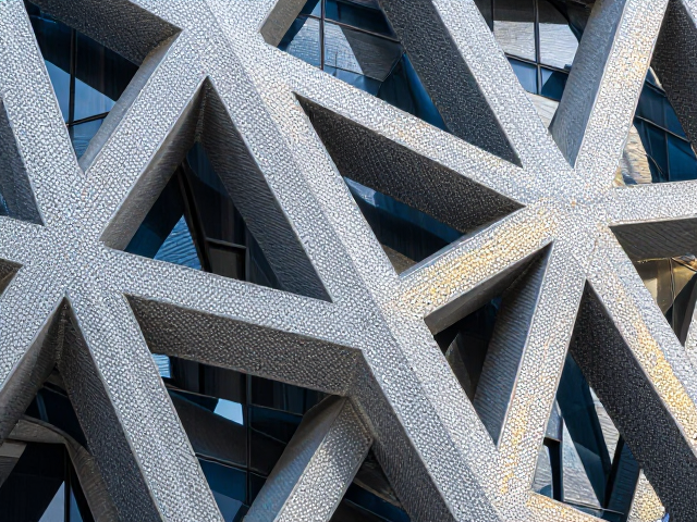 建筑结构中的点彩表现与金属质感，光影交织的现代美学解析