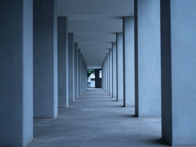 冷峻蓝调建筑美学,引导线构图解析与视觉引导技巧