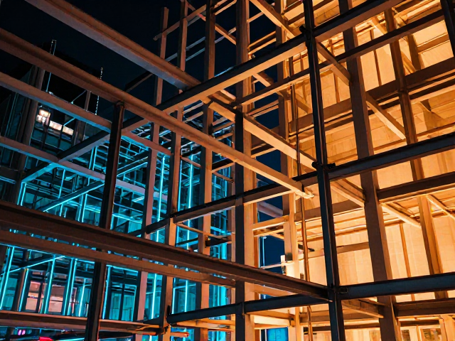 建筑结构与霓虹夜景,冷暖对比下的视觉盛宴