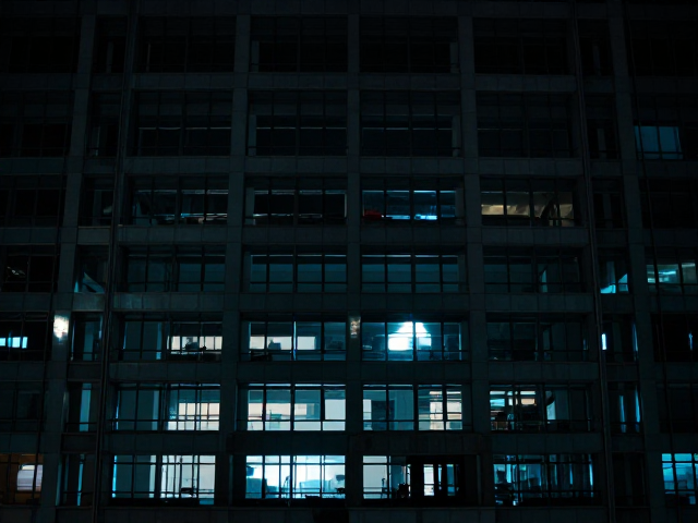 孤独都市霓虹夜景下的建筑结构之美与情感共鸣