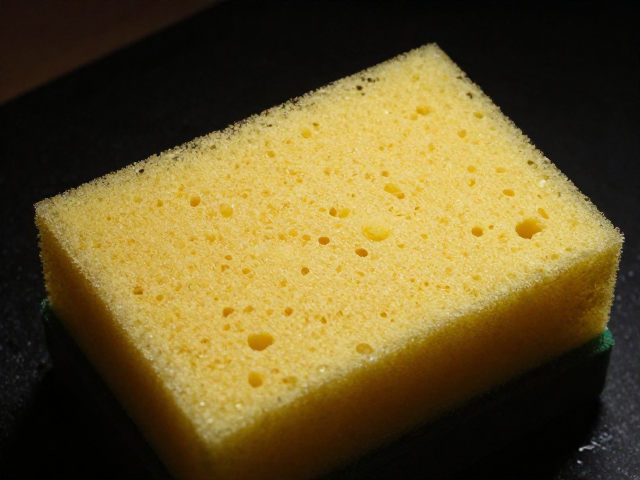 海绵拓印技法解析,光源与构图视觉引导创作指南