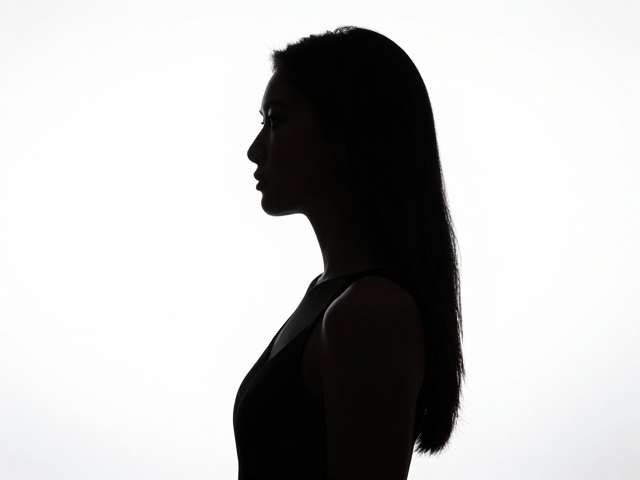 逆光剪影下的线条美学，动静对比中定格极致轮廓之美