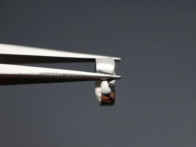 18K白金首饰保养,如何通过定期清洗抛光提升延展性与韧性